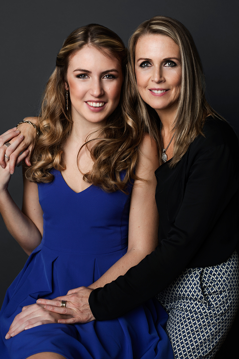 mother_and_daughter_graphility_Marta_Hurtado_Sould_Portrait_Photography_Experience_Studio_Brussels_Mariella_Pauline_Celebrate