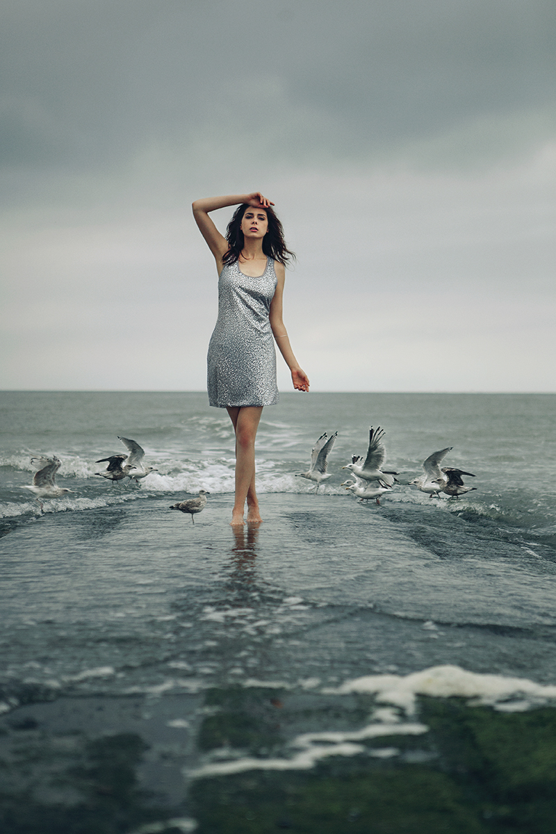composition-graphility-Marta-Hurtado-Portrait-photography-Studio-Brussels-travel-model-fashion-water-sea